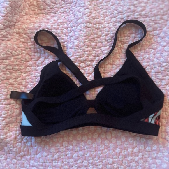 Hurley bikini top. - Picture 2 of 6